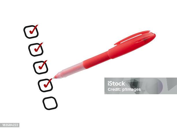 Roten Stift Mit Checkliste Auf Weißem Hintergrund Stockfoto und mehr Bilder von Aufgabenliste - Aufgabenliste, Ausrüstung und Geräte, Checkliste