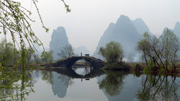 velha ponte arco de pedra - bridge beauty in nature travel destinations yangshuo - fotografias e filmes do acervo