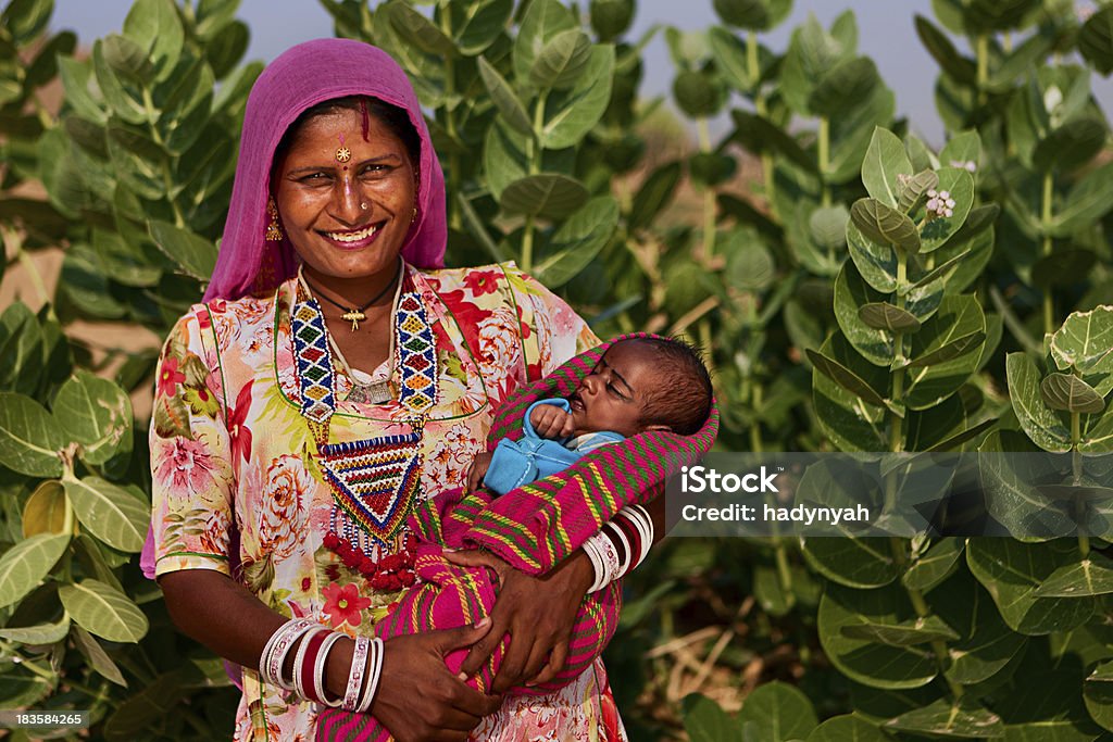 Indienne Femme tenant son enfant gypsy - Photo de Bébé libre de droits