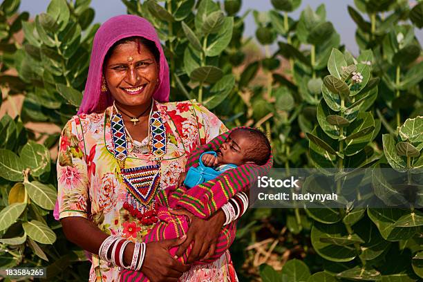 Photo libre de droit de Indienne Femme Tenant Son Enfant Gypsy banque d'images et plus d'images libres de droit de Bébé - Bébé, Pauvreté, Adulte