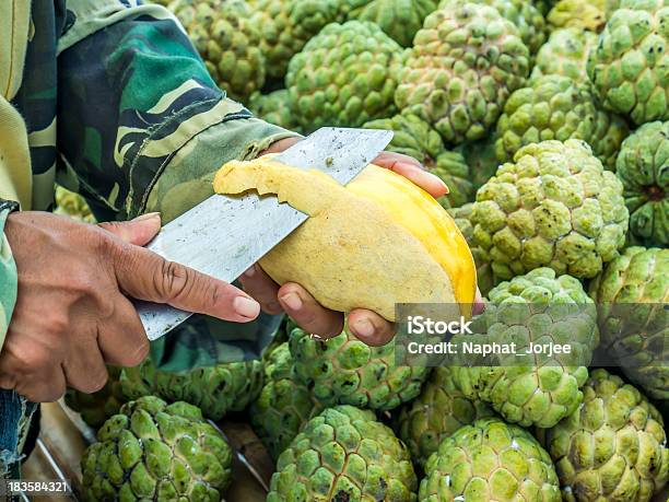 Foto de Peeling Mãos Na Manga e mais fotos de stock de Amarelo - Amarelo, Aço, Aço Inoxidável