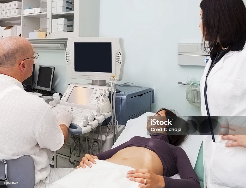 Lekarz daje piękny Młody pacjenta ultra dźwięku - Zbiór zdjęć royalty-free (Badanie lekarskie)
