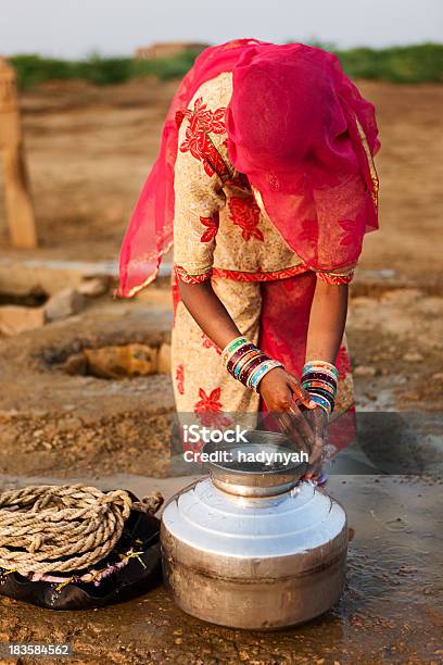 Foto de Indian Mulher Ficando Água Do Bem Rajasthan e mais fotos de stock de Adulto - Adulto, Asiático e indiano, Cobrindo