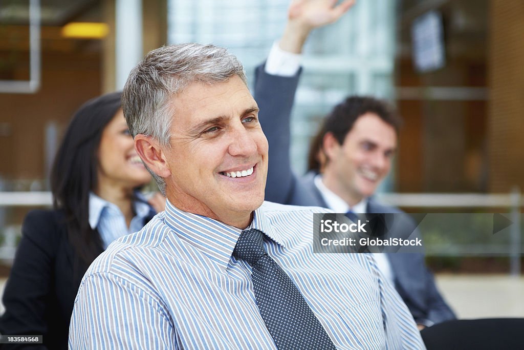 Uomo d'affari seduto a un seminario - Foto stock royalty-free di Abbigliamento formale