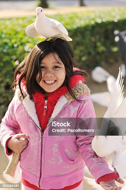 Rapariga Engraçada Alimentação De Pombos Em Espanha - Fotografias de stock e mais imagens de 8-9 Anos