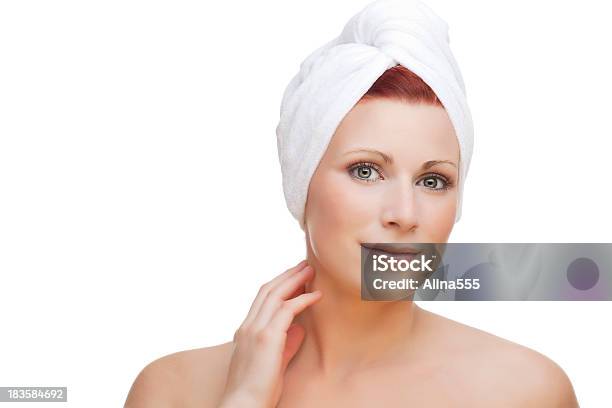 Spa Serie Hermosa Mujer Joven Con Un Headwrap Sobre Blanco Foto de stock y más banco de imágenes de 20 a 29 años