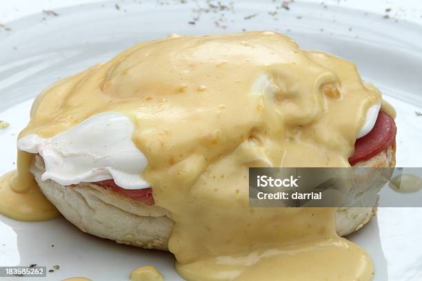 Huevos Benedict Foto de stock y más banco de imágenes de Derretirse - Derretirse, Queso, Desayuno