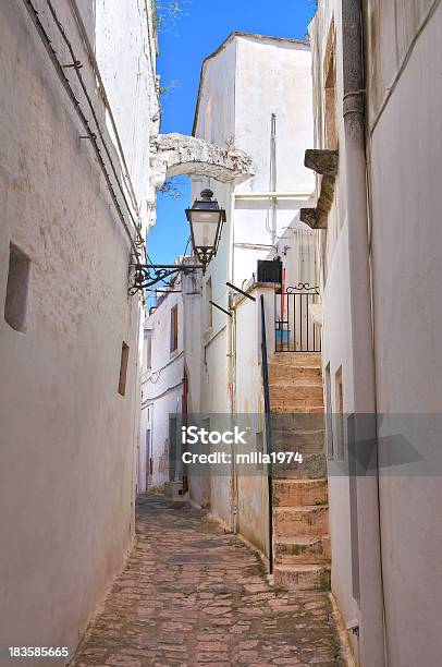 Photo libre de droit de Alleyway Ceglie Messapica Les Pouilles Litalie banque d'images et plus d'images libres de droit de Antique