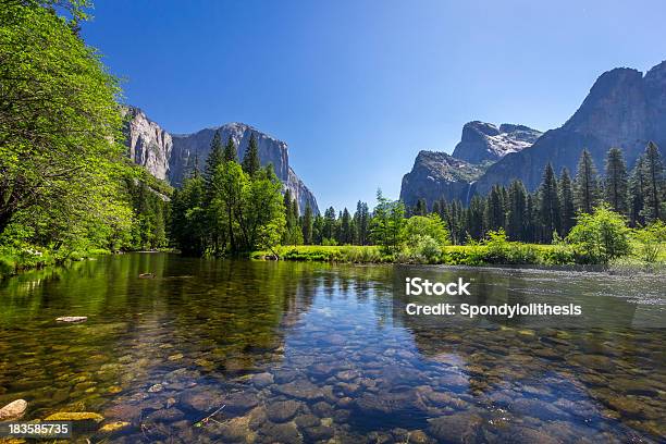 Foto de O El Capitan E Inferior Falls e mais fotos de stock de Cascata Yosemite - Cascata Yosemite, El Capitan - Sierra Nevada da Califórnia, Parque Nacional de Yosemite