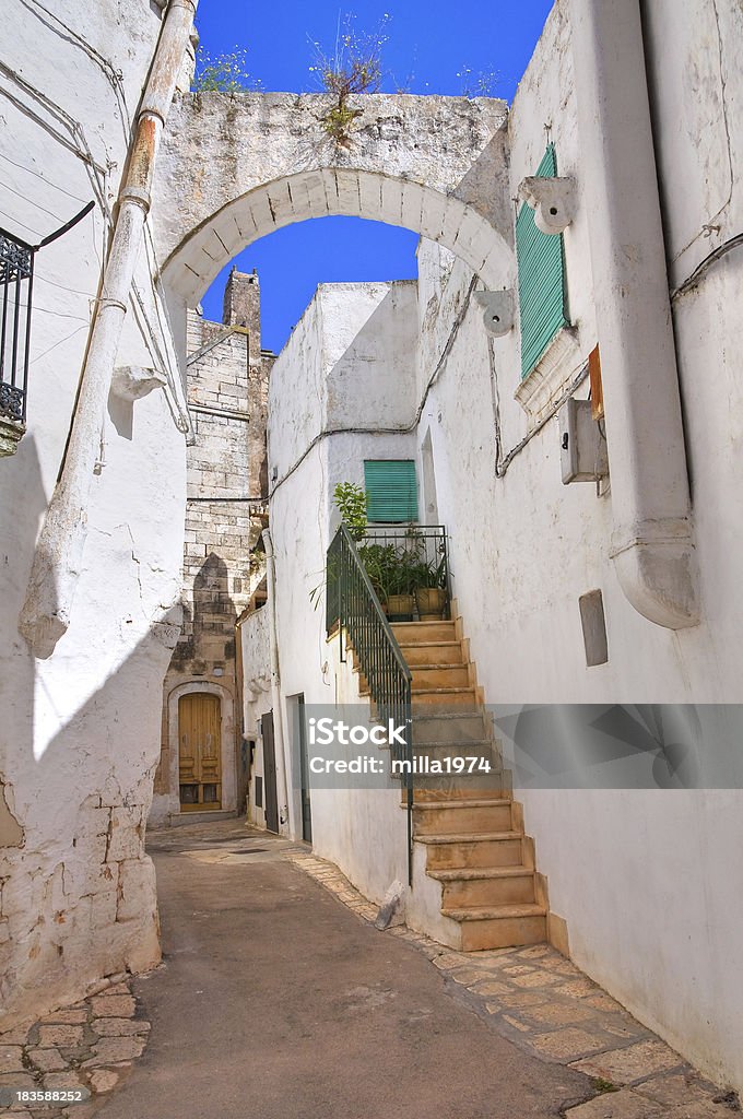 Beco.  Ceglie Messapica. Puglia.  Itália. - Foto de stock de Aldeia royalty-free