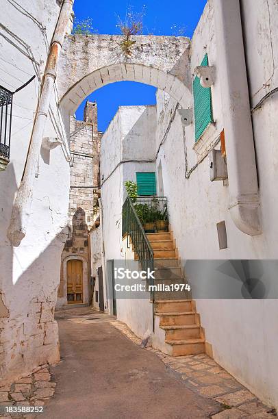 Foto de Beco Ceglie Messapica Puglia Itália e mais fotos de stock de Aldeia - Aldeia, Arcada, Arcaico