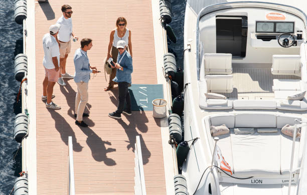 un barco con invitados de corredores de yates sale de la orilla en la exposición de feria más grande del mundo salón náutico mys, puerto hércules, clientes ricos, soleado - realeza de mónaco fotografías e imágenes de stock