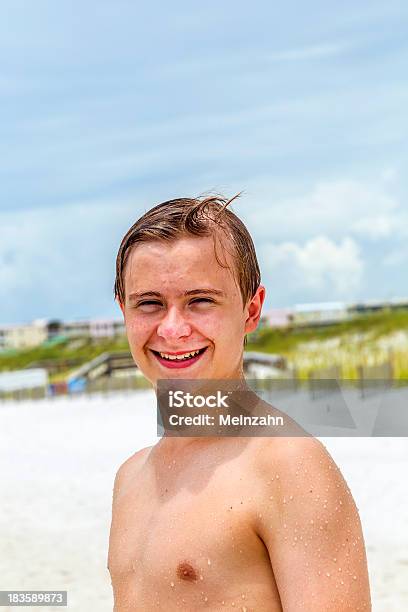 若いハッピーな少年ビーチでポーズを取る - フロリダ州のストックフォトや画像を多数ご用意 - フロリダ州, 1人, いたずら