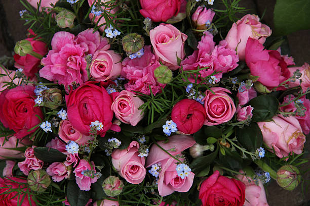 istock Mixed pink flower arrangement 183590068