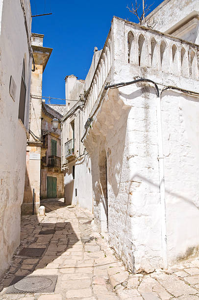 alleyway. ceglie messapica. puglia. italy. - messapica foto e immagini stock