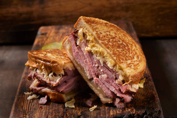 классическая пастрами на ржаном соусе - sandwich delicatessen roast beef beef стоковые фото и изображения