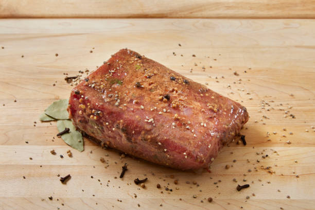 petto di manzo in scatola crudo - dinner corned beef irish culture st patricks day foto e immagini stock