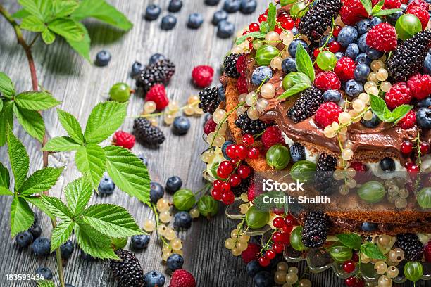 Photo libre de droit de Pâtisserie Faite De Fruits Frais Et De Baies Sauvages banque d'images et plus d'images libres de droit de Aliment