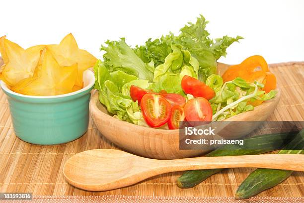 Fresco Verde Com Legumes Salada De Fruta Estrela - Fotografias de stock e mais imagens de Alface - Alface, Fruta Estrela, Salada