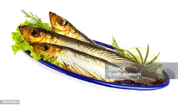 Sprat Ahumado De Tentadores Refrigerios Foto de stock y más banco de imágenes de Alimento - Alimento, Aperitivo - Plato de comida, Caballa