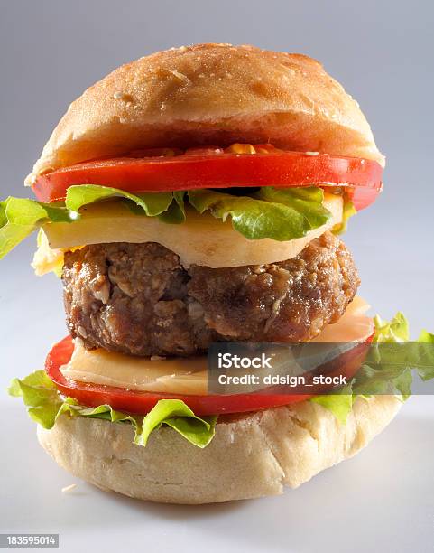 Photo libre de droit de Burger Avec Fromage Et Légumes banque d'images et plus d'images libres de droit de Aliment - Aliment, Aliment en portion, Aliment frit