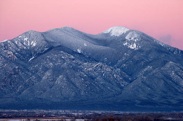 taos mountain po zachodzie słońca - taos zdjęcia i obrazy z banku zdjęć