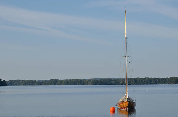 segelboot um boje - buoy horizontal lake sailing imagens e fotografias de stock