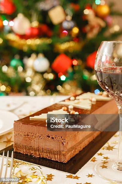 Comida Sobre La Mesa De Navidad Foto de stock y más banco de imágenes de Mesa - Mueble - Mesa - Mueble, Tarta de navidad, Árbol