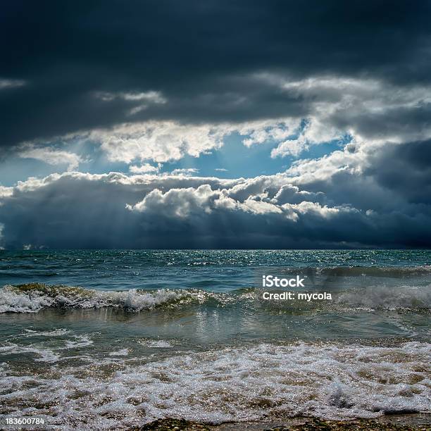 Foto de Céu Dramático Sobre O Mar Tempestuoso e mais fotos de stock de Acidentes e desastres - Acidentes e desastres, Arrebentação, Azul