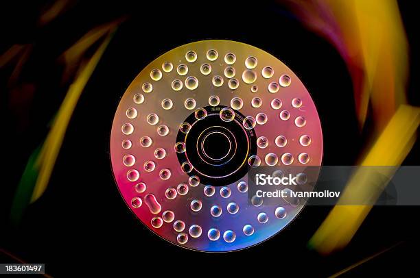 コンパクトディスク雨滴鮮やかな色 - DVDのストックフォトや画像を多数ご用意 - DVD, しずく, カラフル