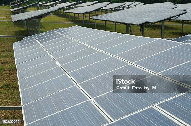 Pannelli Di Energia Solare Su Un Campo - Fotografie stock e altre immagini di Ambientazione esterna - Ambientazione esterna, Ambiente, Blu