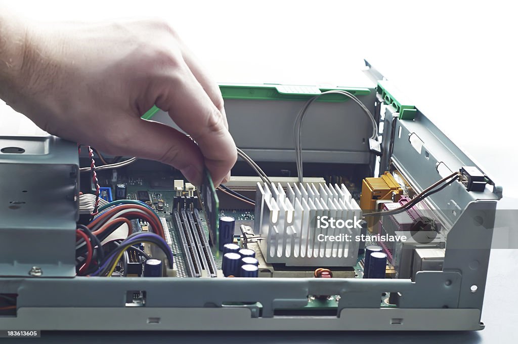 人間の手挿入 RAM メモリとコンピュータの修理 - RAMのロイヤリティフリーストックフォト