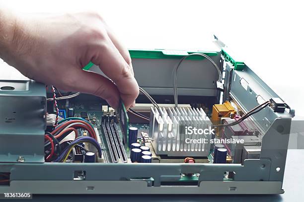 人間の手挿入 Ram メモリとコンピュータの修理 - RAMのストックフォトや画像を多数ご用意 - RAM, エレクトロニクス産業, エンジニア