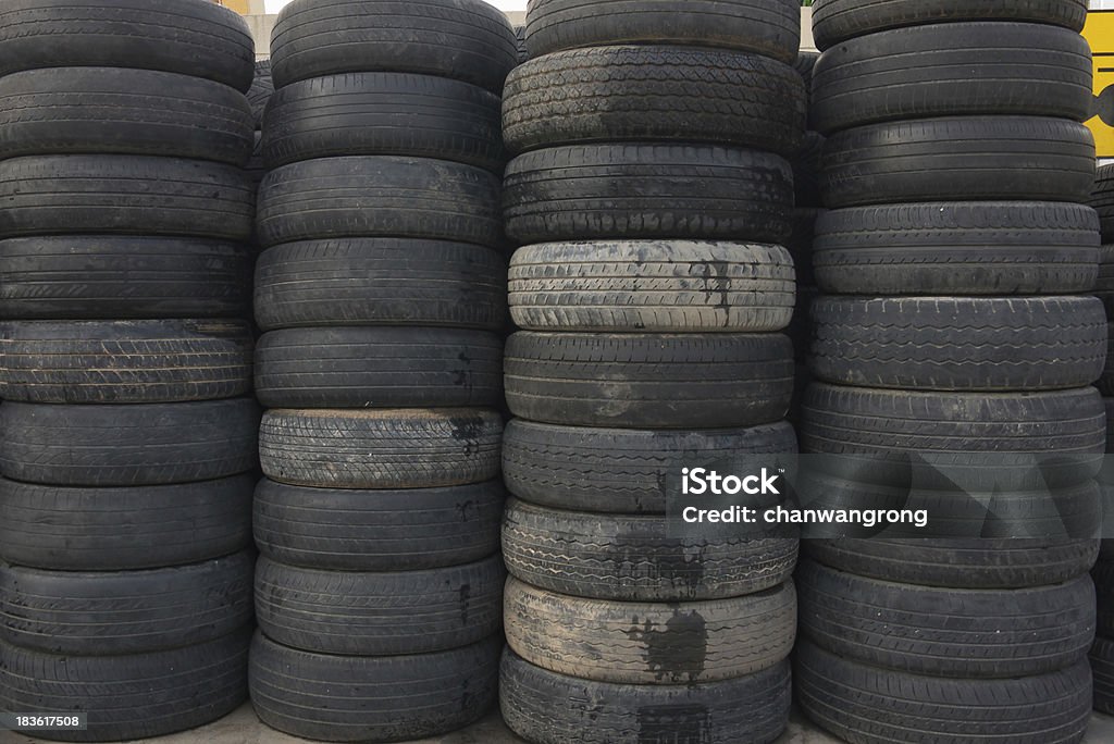 Pilha de old pneus - Foto de stock de Abandonado royalty-free
