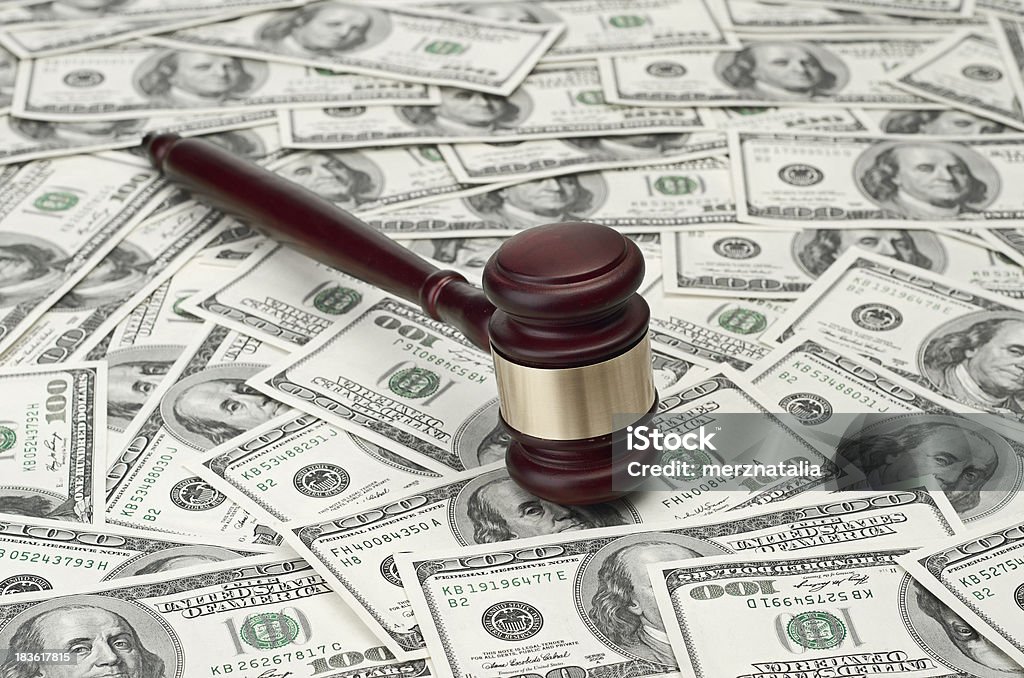 Молоток судьи на фоне доллар - Стоковые фото Аукцион роялти-фри