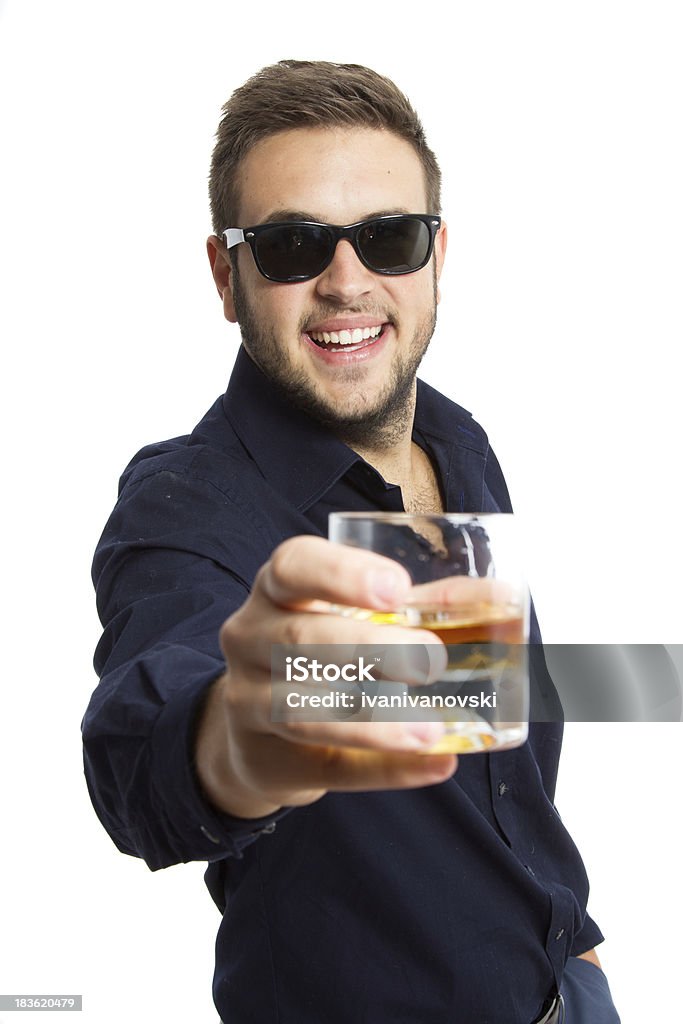 Giovane uomo con un bicchiere di whiskey - Foto stock royalty-free di Adulto