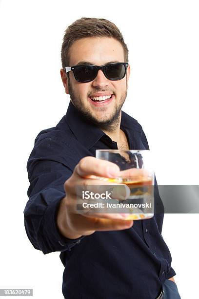 Giovane Uomo Con Un Bicchiere Di Whiskey - Fotografie stock e altre immagini di Adulto - Adulto, Alchol, Allegro