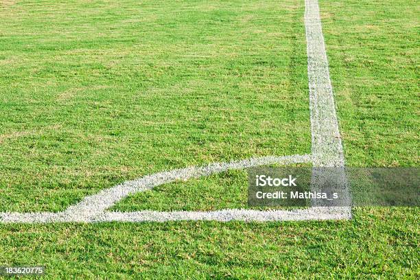 Canto Verde Campo De Futebol - Fotografias de stock e mais imagens de Ajardinado - Ajardinado, Ao Ar Livre, Atirar à Baliza