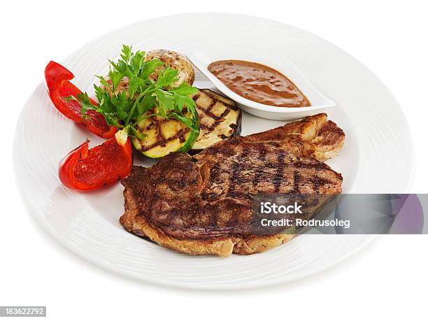 Gegrillte Steaks Gebackene Kartoffeln Und Gemüse Auf Weißen Teller Stockfoto und mehr Bilder von Bierfest