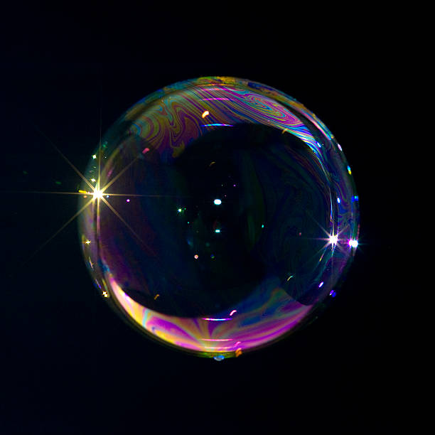 burbujas de jabón.  aislado en negro. - spectrum geometry refraction sphere fotografías e imágenes de stock