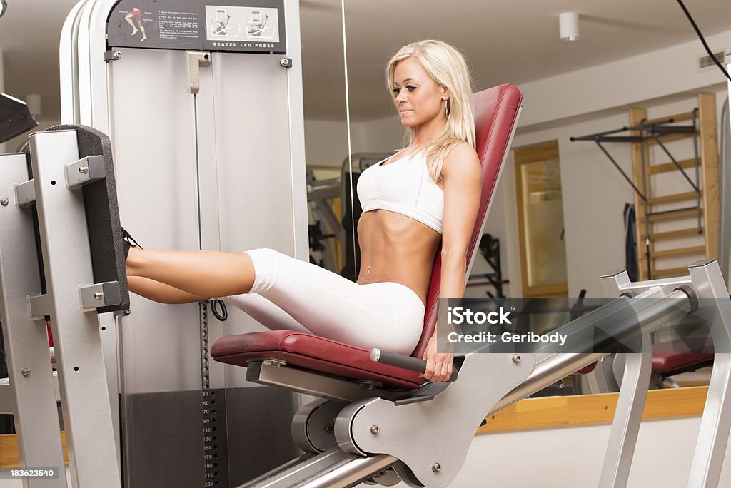 Salle de sport du club de remise en forme de jeune femme formation avec poids et haltères - Photo de Activité libre de droits