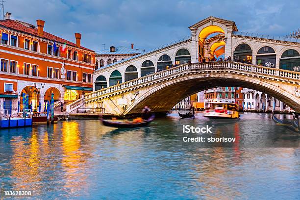 Rialto Bridge Al Tramonto - Fotografie stock e altre immagini di Acqua - Acqua, Ambientazione esterna, Architettura