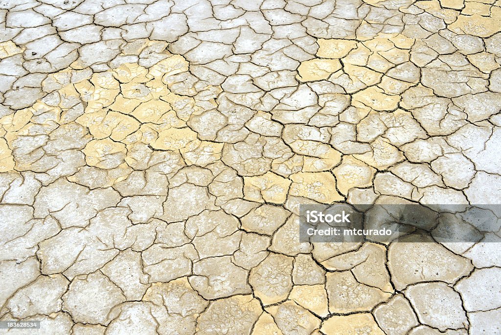 Сухой потрескавшейся земле рисунком - Стоковые фото Африка роялти-фри
