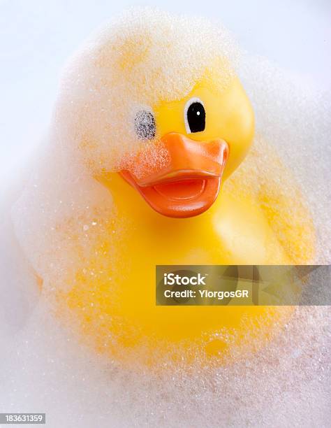 Photo libre de droit de Canard En Plastique Dans La Baignoire banque d'images et plus d'images libres de droit de Bain moussant - Bain moussant, Enfant, Baignoire