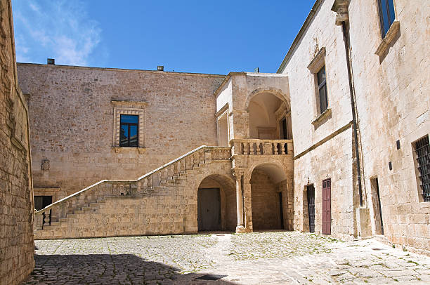 castello ducale.  ceglie messapica. puglia.  italia. - messapica foto e immagini stock