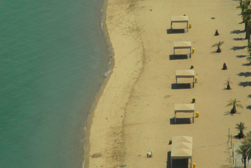 Kuwait city: Beach with pergolas to the East of Kuwait towers - Dasman district - photo by M.Torres