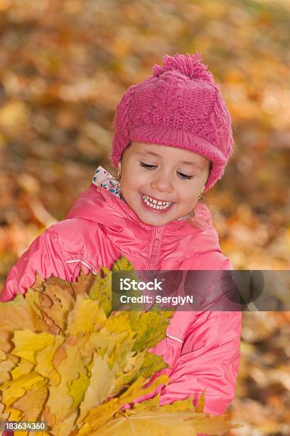 Bambina Con Foglie Gialle - Fotografie stock e altre immagini di 4-5 anni - 4-5 anni, Acero, Allegro