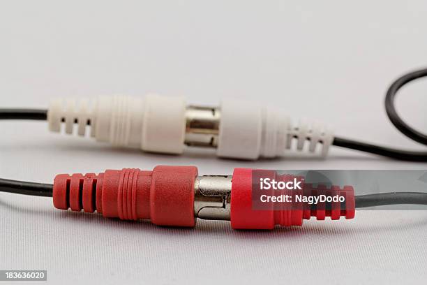 Audio Rca Cavo Su Sfondo Bianco - Fotografie stock e altre immagini di Adulto - Adulto, Attrezzatura, Attrezzatura elettronica