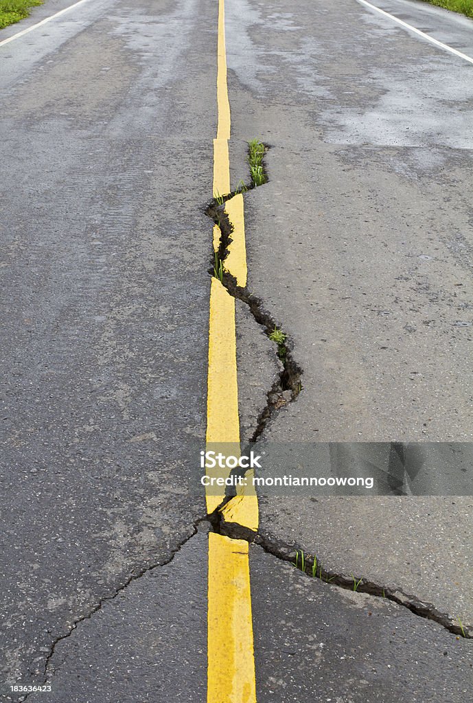 Fissures dans l'asphalte - Photo de Bande médiane libre de droits