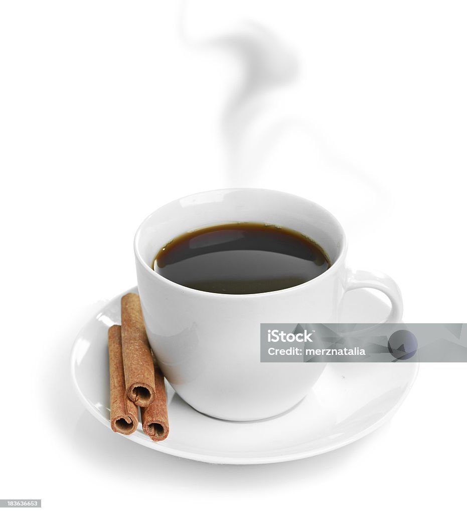 Tasse Kaffee mit Zimt, isoliert auf weißem Hintergrund - Lizenzfrei Braun Stock-Foto